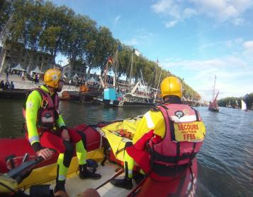 Postede secours aquatique fetes loire orleans