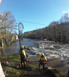 Sauveteurs BNSSA en surveillance poste de secours eaux vives canöe-kayak mortagnes sur sèvre
