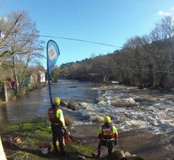 Sauveteurs BNSSA en surveillance poste de secours eaux vives canöe-kayak mortagnes sur sèvre